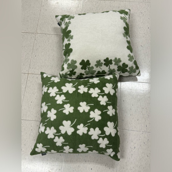 2 shamrocks pillow cover can remove to wash